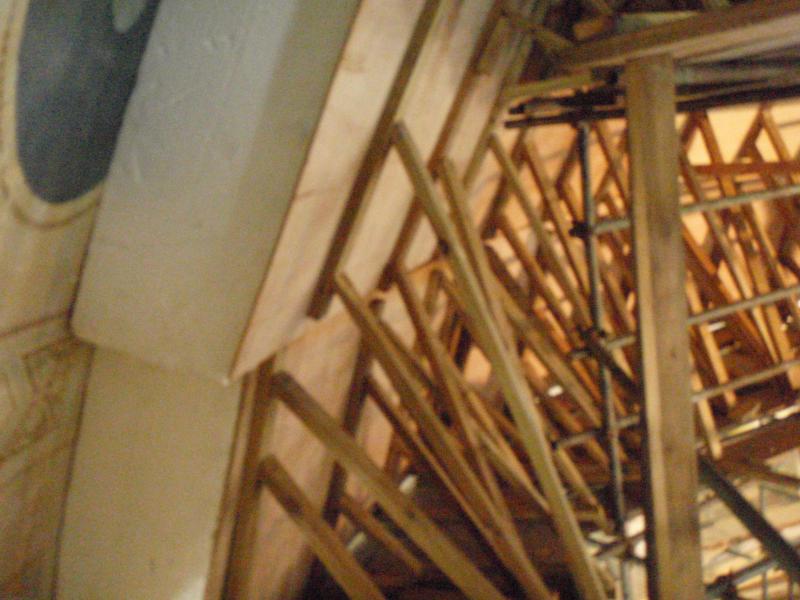 Support structure erected for entry to the cavity